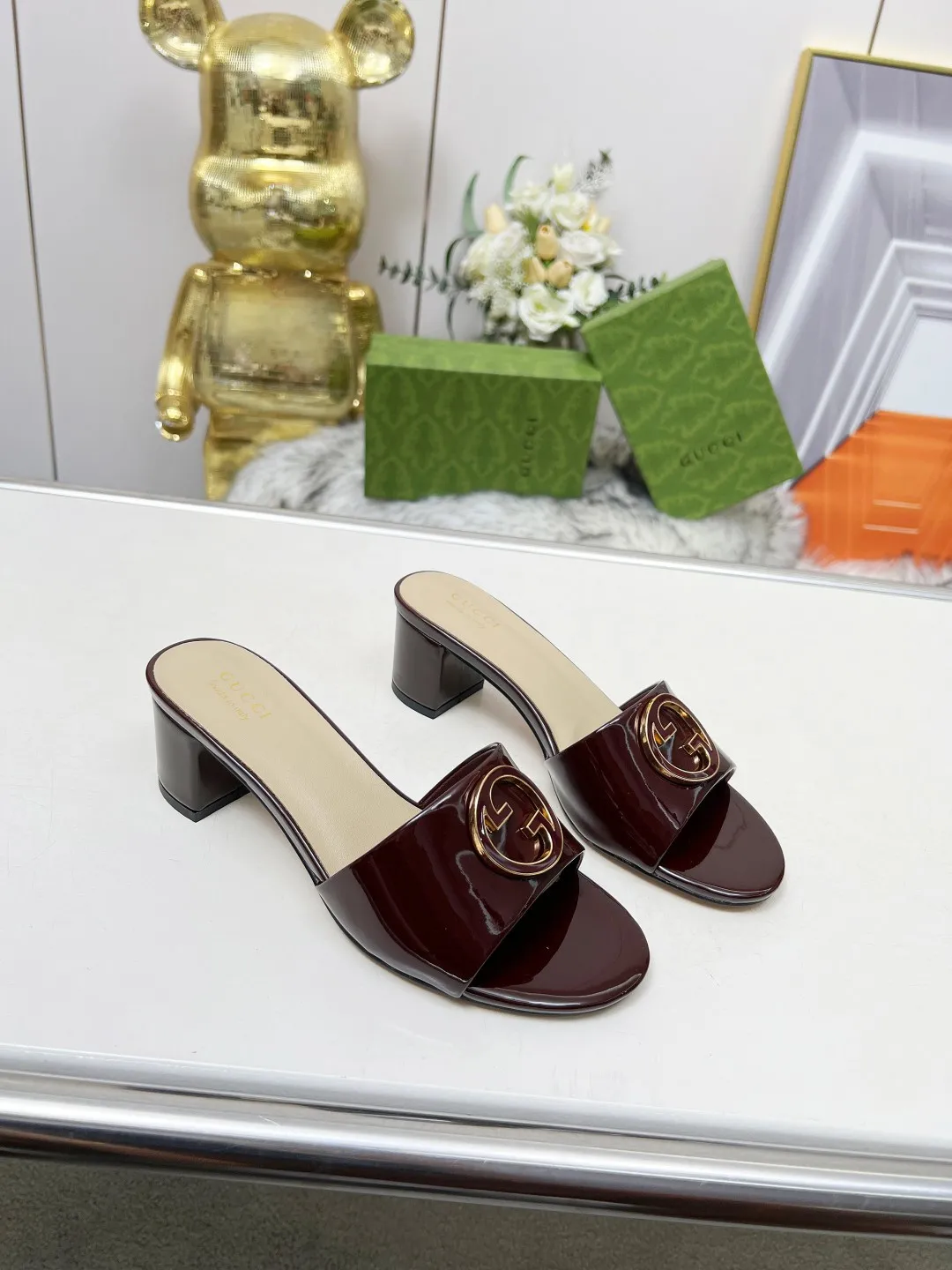 👟👟Ex-factory price 360👟👟 Genuine leather sole +40 Gucci 𝟐𝟎𝟐5 new spring and summer double G buckle round toe medium heel slippers, this G family series of slippers are so beautiful, high-end must buy~ The double G Logo is so beautiful on the feet, a classy style! The buttons have the GUCCI logo. Fabric: Cowhide Lining: Sheepskin lining Sheepskin pad Heel height: 5CM Sole: Italian genuine leather outsole Size: 35-44 [42 43 44 customized]
